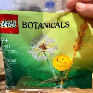 LEGO Botanicals Field Flowers Set New in Package